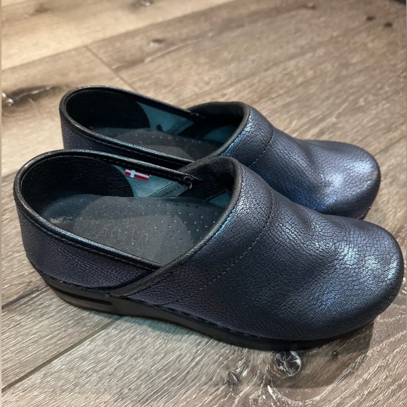 Women’s sanita metallic blue slip on clogs - Picture 1 of 8